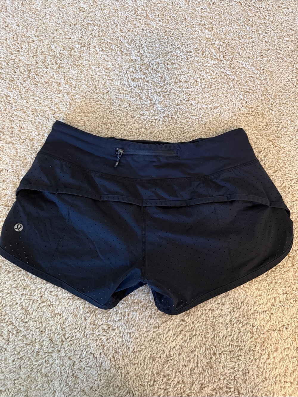 lululemon Black Women’s, Speed Shorts 2.5 in, Size 4 - Picture 3 of 4